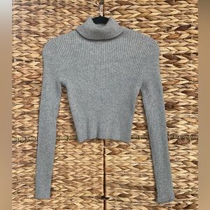 Turtle neck cropped sweater